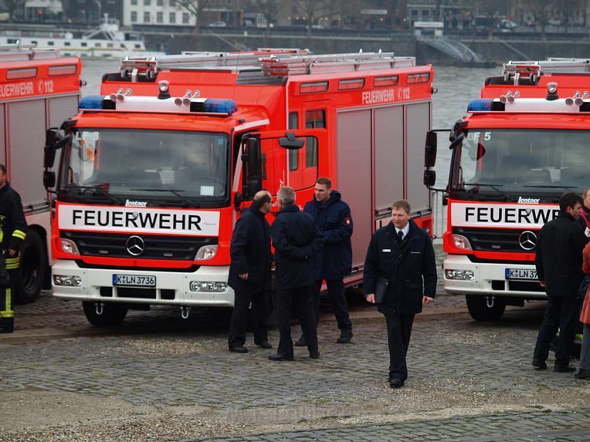 Neue LF`s fuer Koeln Uebergabe in Koeln Deutz an den Wachen  P124.JPG